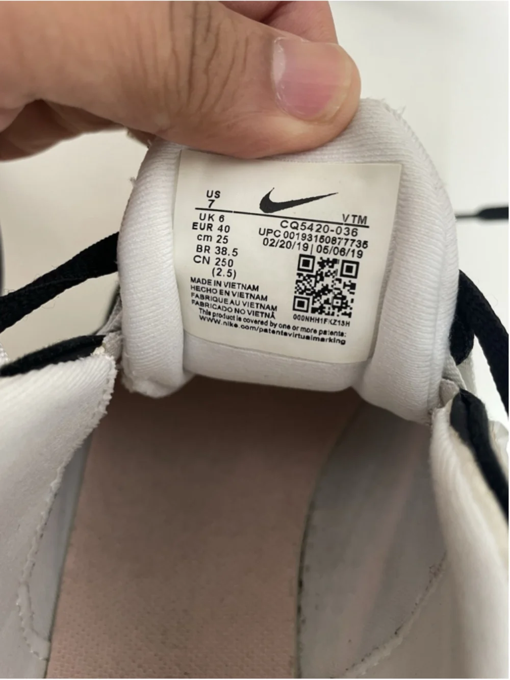 Nike Air Max 270 React Sneakers Women’s Size 7 Bleached Coral Black White